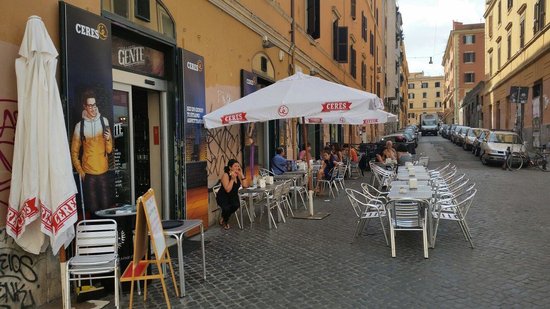scorcio quartiere san Lorenzo con ristoranti a Roma