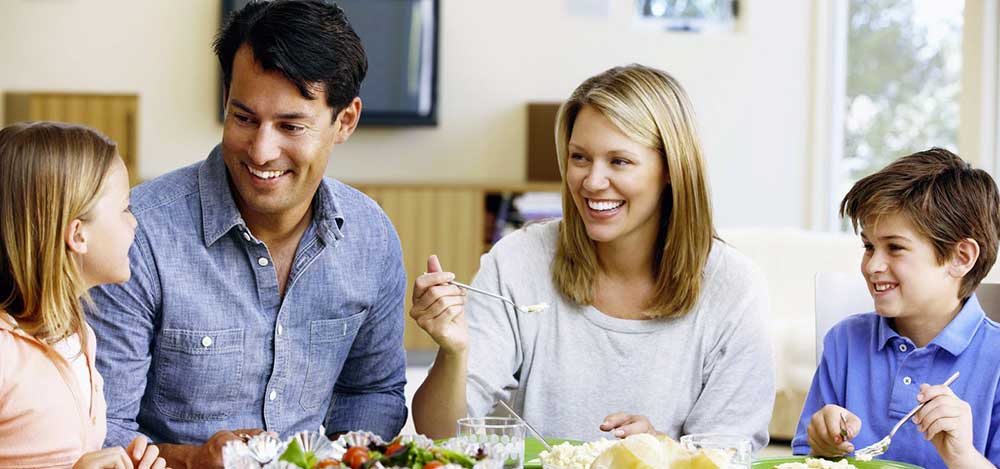 immagine di due genitori che vanno a cena fuori in ristoranti per famiglie