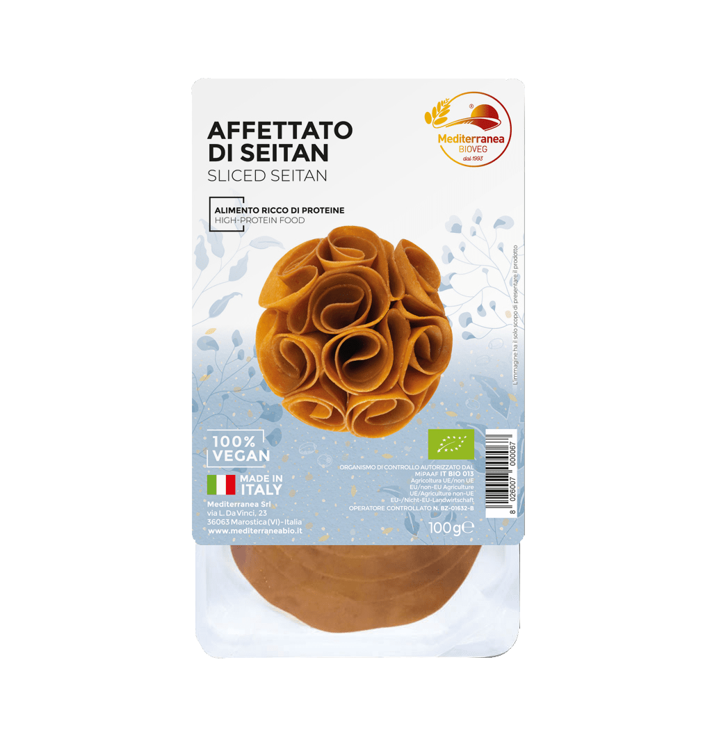 panetto di seitan fatto in casa affettato e servito su tagliere